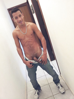Ragazzo sudamericano con bel cazzone — Latini — foto 1/20