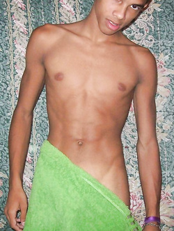 Bel ragazzo mulatto con rosso cazzo per sfondare culi — Neri — foto 2/13