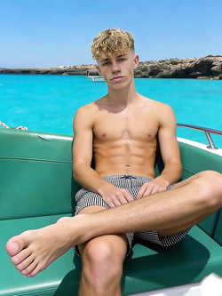 I ragazzi di gennaio si scaldano a vicenda con pompini e seghe — Twink — foto 61/200
