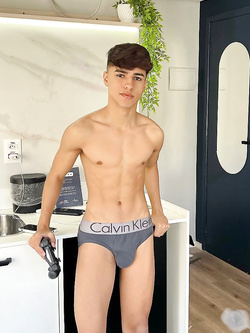 I ragazzi di gennaio si scaldano a vicenda con pompini e seghe — Twink — foto 85/200