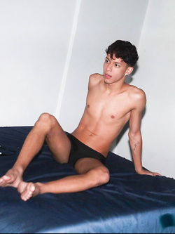 I ragazzi di gennaio si scaldano a vicenda con pompini e seghe — Twink — foto 108/200