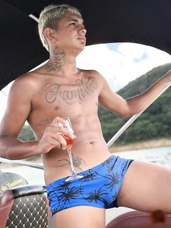 I ragazzi di gennaio si scaldano a vicenda con pompini e seghe — Twink — foto 109/200