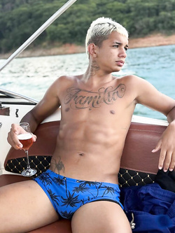 I ragazzi di gennaio si scaldano a vicenda con pompini e seghe — Twink — foto 113/200