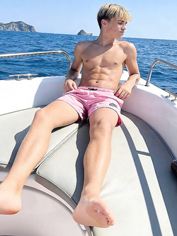 I ragazzi di gennaio si scaldano a vicenda con pompini e seghe — Twink — foto 193/200