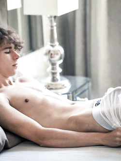 Collezione mutande bagnate – cazzi che escono dai boxer e sborrano — Twink — foto 84/96