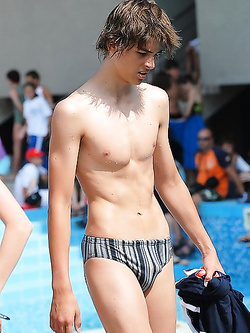 Culi bagnati in piscina e spiaggia – gay hard da leccare — Sesso in Pubblico — foto 17/28