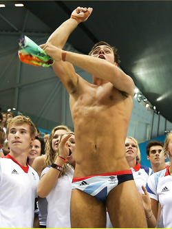 Culi bagnati in piscina e spiaggia – gay hard da leccare — Sesso in Pubblico — foto 22/28