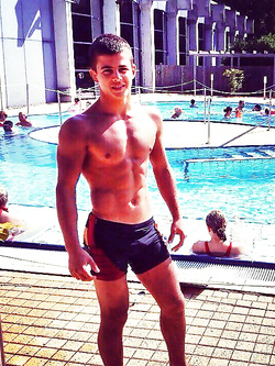 Culi bagnati in piscina e spiaggia – gay hard da leccare — Sesso in Pubblico — foto 27/28