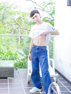 Liam Zuares latino magro sega l’uccello grosso non circonciso in giardino — Cazzi Grossi — foto 20/20
