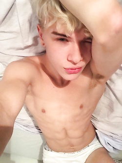 Hunks gay con pettorali nudi e erezioni dure — Twink — foto 8/99