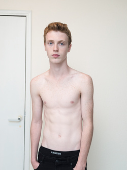 Hunks gay con pettorali nudi e erezioni dure — Twink — foto 10/99