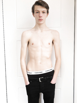 Hunks gay con pettorali nudi e erezioni dure — Twink — foto 12/99