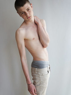 Hunks gay con pettorali nudi e erezioni dure — Twink — foto 17/99