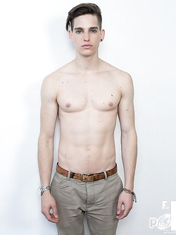 Hunks gay con pettorali nudi e erezioni dure — Twink — foto 27/99