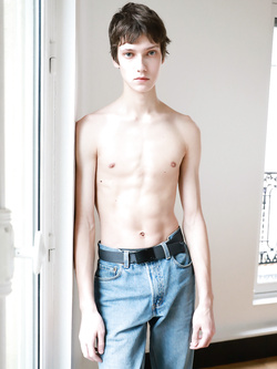 Hunks gay con pettorali nudi e erezioni dure — Twink — foto 43/99