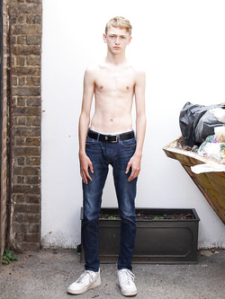 Hunks gay con pettorali nudi e erezioni dure — Twink — foto 62/99