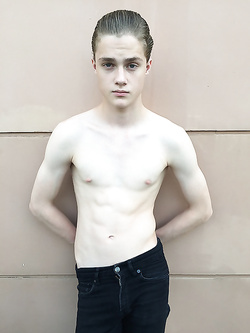Hunks gay con pettorali nudi e erezioni dure — Twink — foto 99/99