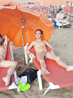 Nudi maschili in spiaggia e campeggio wild — Maturi — foto 78/98
