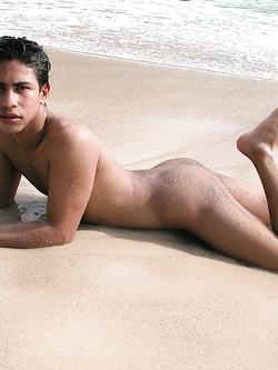 Ragazzi nudi gay in spiaggia al mare — Sesso in Pubblico — foto 41/94