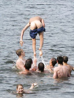 Ragazzi nudi gay in spiaggia al mare — Sesso in Pubblico — foto 84/94