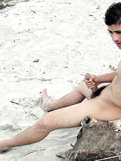Ragazzi nudi gay in spiaggia al mare — Sesso in Pubblico — foto 87/94