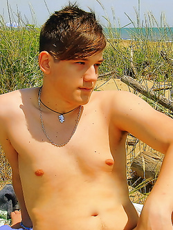 Bello italiano nudo sulla spiaggia — Twink — foto 3/5