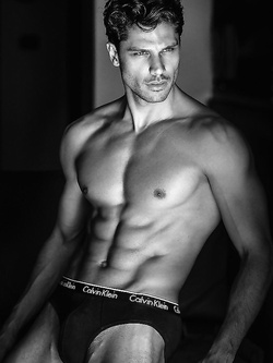 Valerio Logrieco modello gay italiano bollente — Muscolosi — foto 4/88