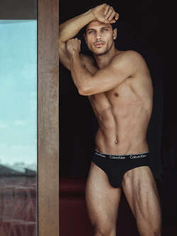 Valerio Logrieco modello gay italiano bollente — Muscolosi — foto 48/88