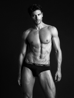 Valerio Logrieco modello gay italiano bollente — Muscolosi — foto 77/88