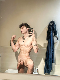 Antonio italiano mostra cazzo enorme non circonciso — Cazzi Grossi — foto 22/32
