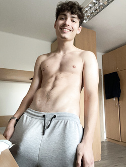 Marco italiano etero 20 anni cazzo curvo grosso integro — Etero — foto 14/70