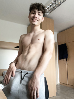 Marco italiano etero 20 anni cazzo curvo grosso integro — Etero — foto 15/70