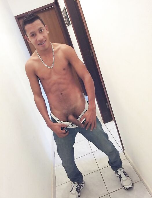 Ragazzo sudamericano con bel cazzone