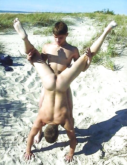 Ragazzi nudi gay in spiaggia al mare