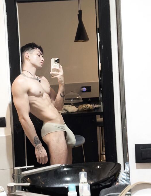 Antonio italiano mostra cazzo enorme non circonciso